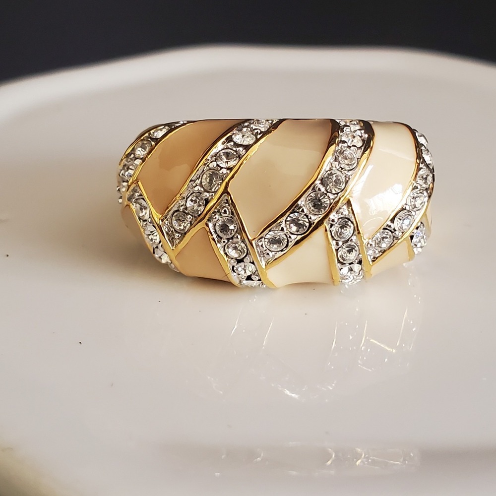 Vintage Joan Rivers Gold Tone & Beige Enamel Ring with Crystals Size 7 Signed‎